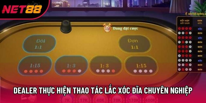 Dealer thực hiện thao tác lắc Xóc Đĩa chuyên nghiệp